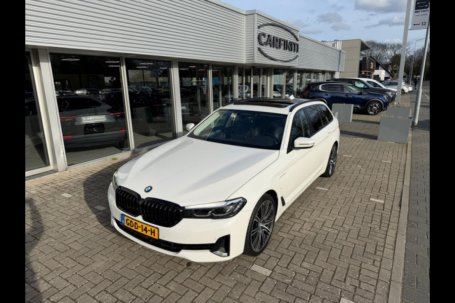 BMW 5 Serie Touring 530e xDrive Executive / Navi / Climate / Camera / Panormadak / Leder / 20"breedset