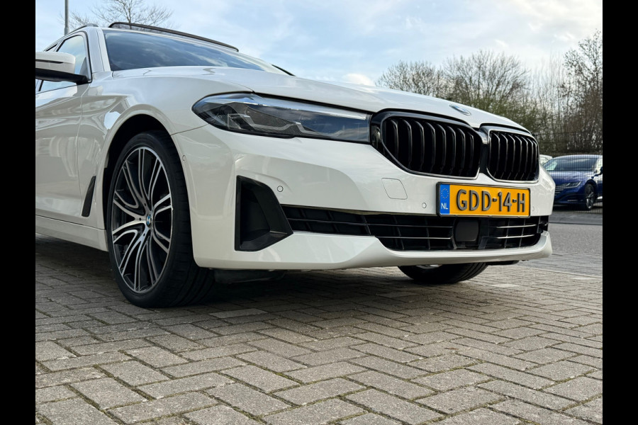 BMW 5 Serie Touring 530e xDrive Executive / Navi / Climate / Camera / Panormadak / Leder / 20"breedset
