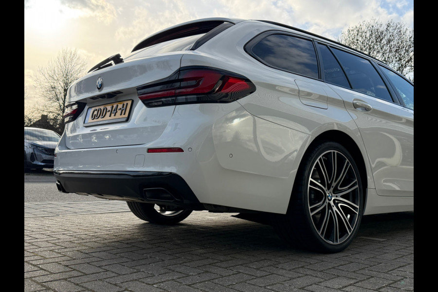 BMW 5 Serie Touring 530e xDrive Executive / Navi / Climate / Camera / Panormadak / Leder / 20"breedset