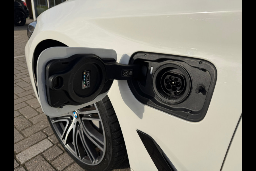 BMW 5 Serie Touring 530e xDrive Executive / Navi / Climate / Camera / Panormadak / Leder / 20"breedset