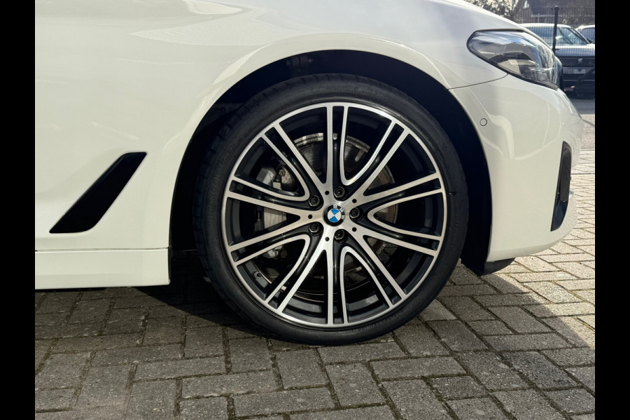 BMW 5 Serie Touring 530e xDrive Executive / Navi / Climate / Camera / Panormadak / Leder / 20"breedset