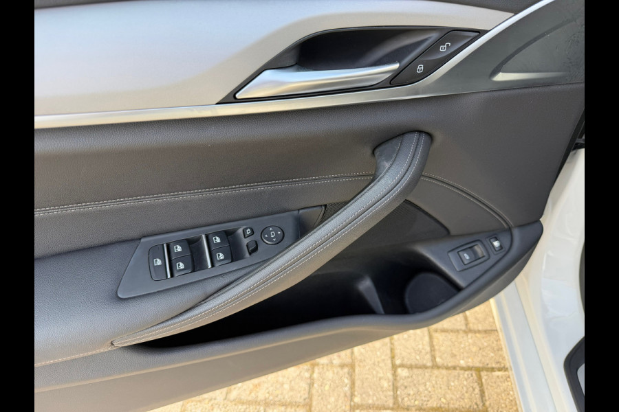 BMW 5 Serie Touring 530e xDrive Executive / Navi / Climate / Camera / Panormadak / Leder / 20"breedset