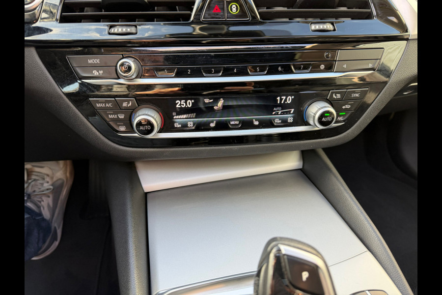 BMW 5 Serie Touring 530e xDrive Executive / Navi / Climate / Camera / Panormadak / Leder / 20"breedset