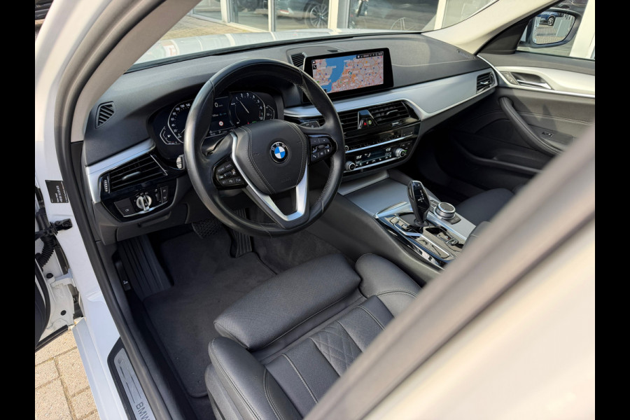BMW 5 Serie Touring 530e xDrive Executive / Navi / Climate / Camera / Panormadak / Leder / 20"breedset
