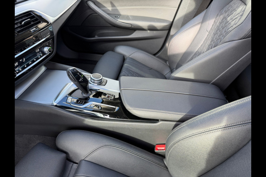 BMW 5 Serie Touring 530e xDrive Executive / Navi / Climate / Camera / Panormadak / Leder / 20"breedset