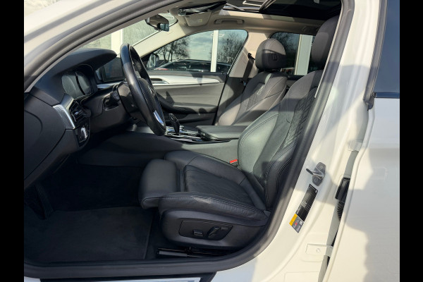 BMW 5 Serie Touring 530e xDrive Executive / Navi / Climate / Camera / Panormadak / Leder / 20"breedset