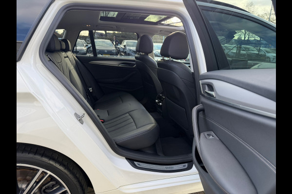 BMW 5 Serie Touring 530e xDrive Executive / Navi / Climate / Camera / Panormadak / Leder / 20"breedset
