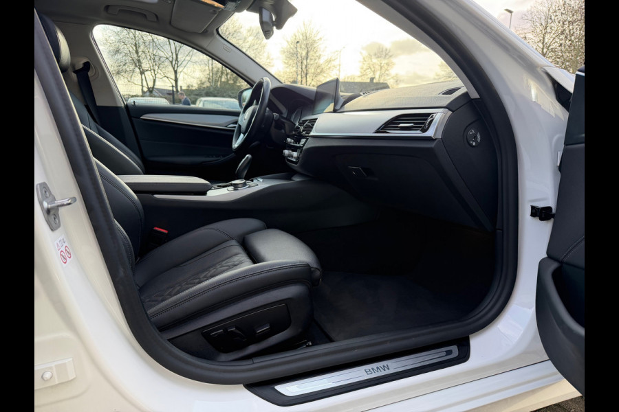 BMW 5 Serie Touring 530e xDrive Executive / Navi / Climate / Camera / Panormadak / Leder / 20"breedset
