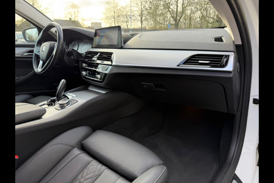 BMW 5 Serie Touring 530e xDrive Executive / Navi / Climate / Camera / Panormadak / Leder / 20"breedset