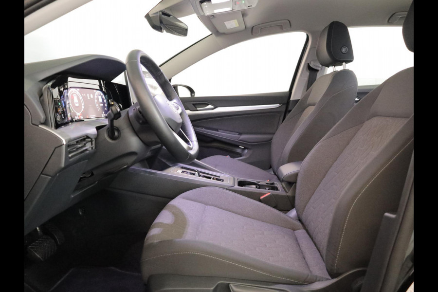 Volkswagen Golf 1.5 eHybrid Life Edition 204 pk Automaat (DSG) | Verlengde garantie | Navigatie | Parkeersensoren (Park assist) | Achteruitrijcamera |
