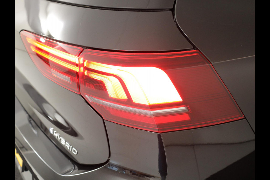 Volkswagen Golf 1.5 eHybrid Life Edition 204 pk Automaat (DSG) | Verlengde garantie | Navigatie | Parkeersensoren (Park assist) | Achteruitrijcamera |