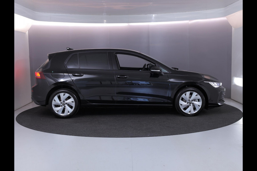 Volkswagen Golf 1.5 eHybrid Life Edition 204 pk Automaat (DSG) | Verlengde garantie | Navigatie | Parkeersensoren (Park assist) | Achteruitrijcamera |
