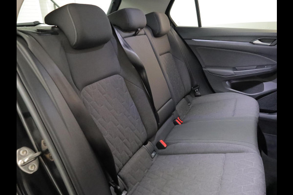 Volkswagen Golf 1.5 eHybrid Life Edition 204 pk Automaat (DSG) | Verlengde garantie | Navigatie | Parkeersensoren (Park assist) | Achteruitrijcamera |