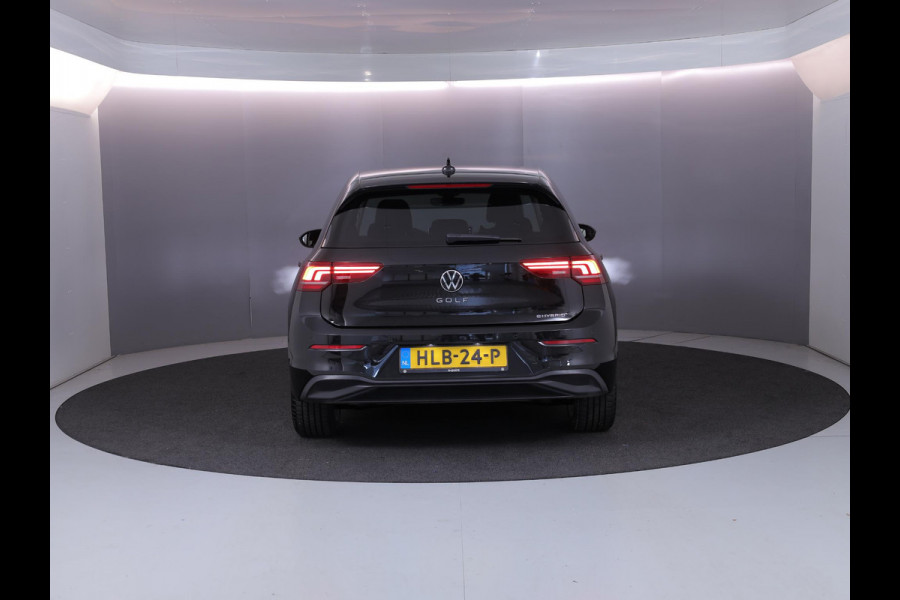 Volkswagen Golf 1.5 eHybrid Life Edition 204 pk Automaat (DSG) | Verlengde garantie | Navigatie | Parkeersensoren (Park assist) | Achteruitrijcamera |