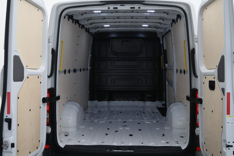 Volkswagen Crafter 35 2.0 TDI DSG 177 PK L3H2 Airco, Camera, ACC, Apple Carplay, Verwarmde Stoelen, LED, Trekhaak