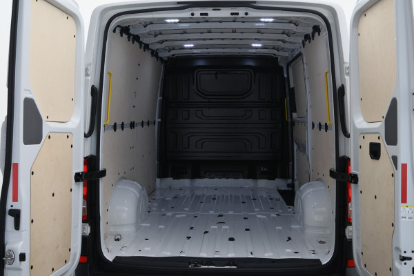 Volkswagen Crafter 35 2.0 TDI DSG 177 PK L3H2 Airco, Camera, ACC, Apple Carplay, Verwarmde Stoelen, LED, Trekhaak