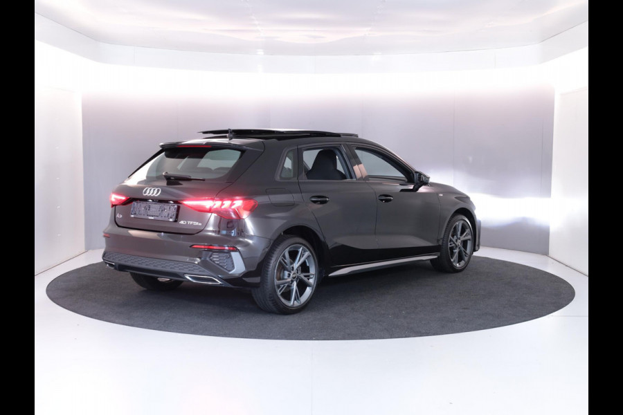 Audi A3 Sportback 40 TFSI e S-Line 204 pk S-tronic | SOH 99% | Private lease vanaf €603,- | Panoramadak | Parkeersensoren (Park assist) | Achteruitrijcamera | Stoelverwarming | S-Line exterieur |