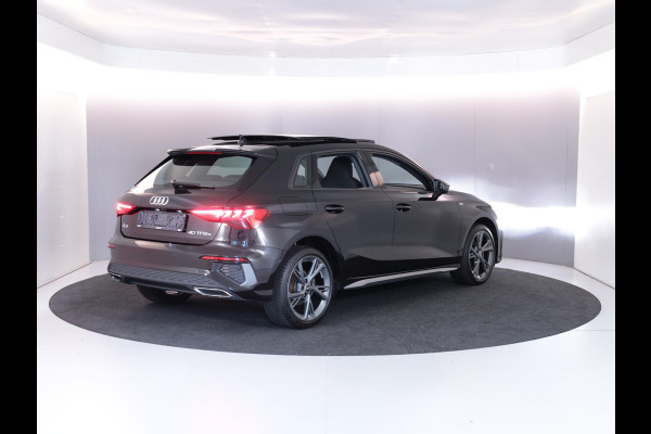 Audi A3 Sportback 40 TFSI e S-Line 204 pk S-tronic | SOH 99% | Private lease vanaf €603,- | Panoramadak | Parkeersensoren (Park assist) | Achteruitrijcamera | Stoelverwarming | S-Line exterieur |