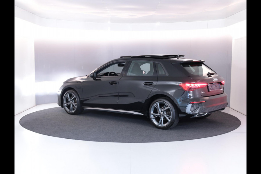 Audi A3 Sportback 40 TFSI e S-Line 204 pk S-tronic | SOH 99% | Private lease vanaf €603,- | Panoramadak | Parkeersensoren (Park assist) | Achteruitrijcamera | Stoelverwarming | S-Line exterieur |