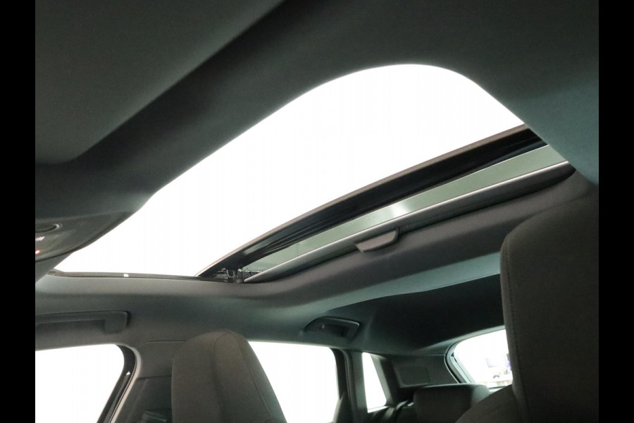 Audi A3 Sportback 40 TFSI e S-Line 204 pk S-tronic | SOH 99% | Private lease vanaf €603,- | Panoramadak | Parkeersensoren (Park assist) | Achteruitrijcamera | Stoelverwarming | S-Line exterieur |