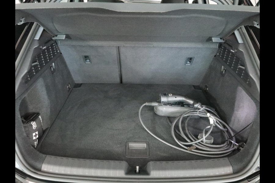 Audi A3 Sportback 40 TFSI e S-Line 204 pk S-tronic | SOH 99% | Private lease vanaf €603,- | Panoramadak | Parkeersensoren (Park assist) | Achteruitrijcamera | Stoelverwarming | S-Line exterieur |