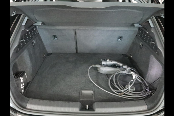 Audi A3 Sportback 40 TFSI e S-Line 204 pk S-tronic | SOH 99% | Private lease vanaf €603,- | Panoramadak | Parkeersensoren (Park assist) | Achteruitrijcamera | Stoelverwarming | S-Line exterieur |