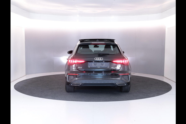 Audi A3 Sportback 40 TFSI e S-Line 204 pk S-tronic | SOH 99% | Private lease vanaf €603,- | Panoramadak | Parkeersensoren (Park assist) | Achteruitrijcamera | Stoelverwarming | S-Line exterieur |