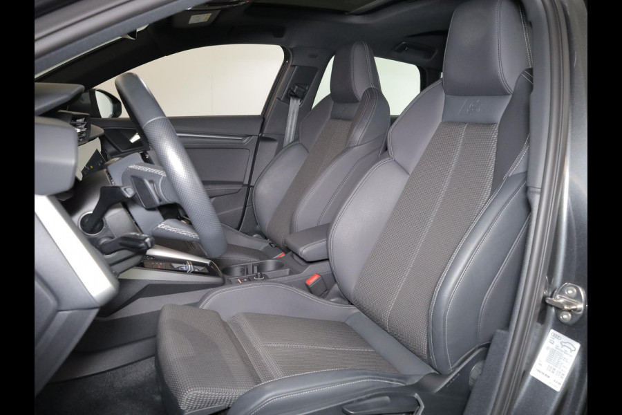 Audi A3 Sportback 30 TFSI S edition 110 pk S-tronic | Navigatie | Panoramadak | Parkeersensoren (Park assist) | S-Line |
