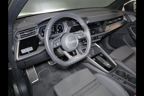 Audi A3 Sportback 30 TFSI S edition 110 pk S-tronic | Navigatie | Panoramadak | Parkeersensoren (Park assist) | S-Line |