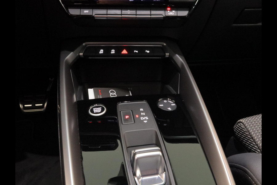 Audi A3 Sportback 30 TFSI S edition 110 pk S-tronic | Navigatie | Panoramadak | Parkeersensoren (Park assist) | S-Line |