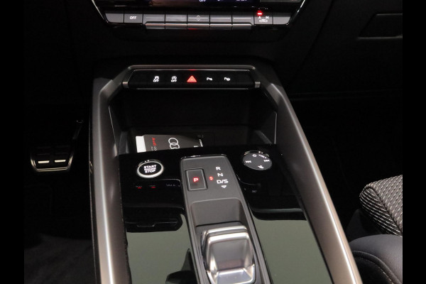 Audi A3 Sportback 30 TFSI S edition 110 pk S-tronic | Navigatie | Panoramadak | Parkeersensoren (Park assist) | S-Line |