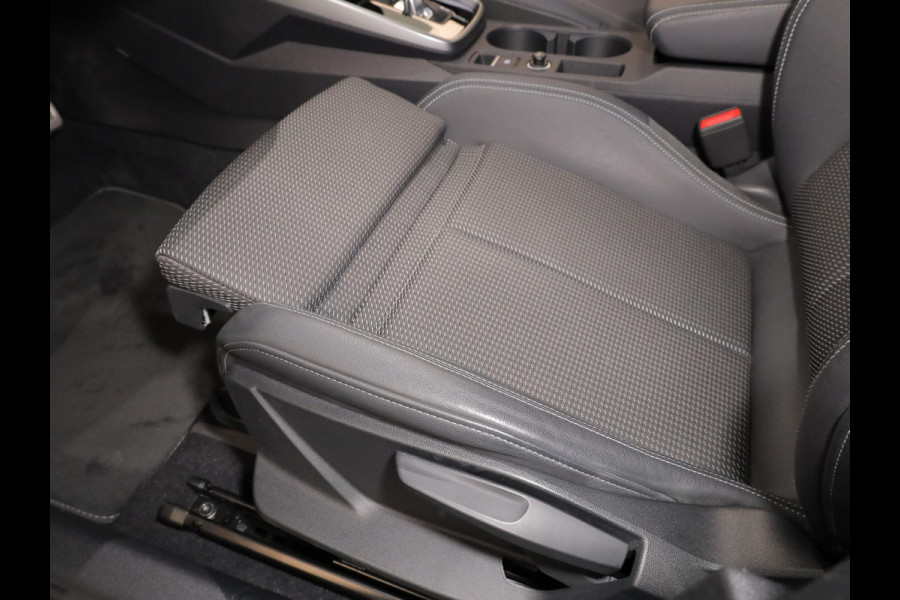 Audi A3 Sportback 30 TFSI S edition 110 pk S-tronic | Navigatie | Panoramadak | Parkeersensoren (Park assist) | S-Line |
