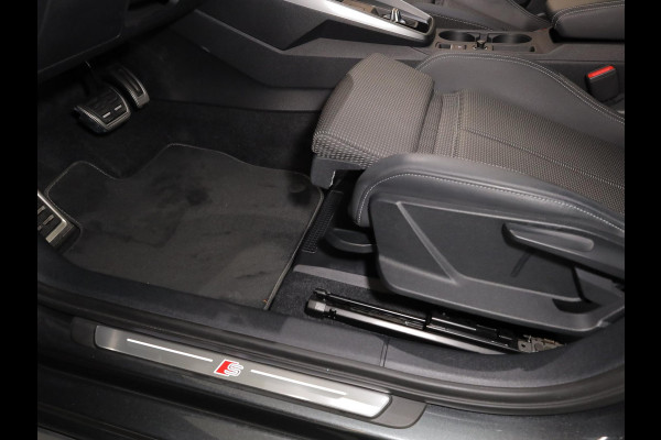 Audi A3 Sportback 30 TFSI S edition 110 pk S-tronic | Navigatie | Panoramadak | Parkeersensoren (Park assist) | S-Line |