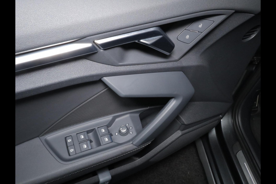 Audi A3 Sportback 30 TFSI S edition 110 pk S-tronic | Navigatie | Panoramadak | Parkeersensoren (Park assist) | S-Line |