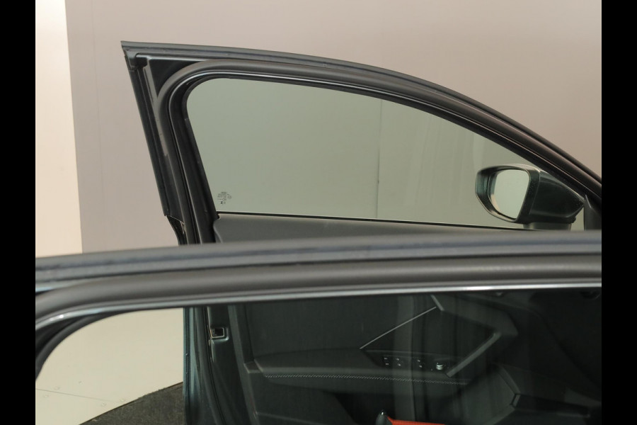 Audi A3 Sportback 30 TFSI S edition 110 pk S-tronic | Navigatie | Panoramadak | Parkeersensoren (Park assist) | S-Line |