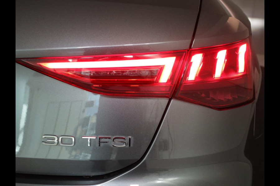 Audi A3 Sportback 30 TFSI S edition 110 pk S-tronic | Navigatie | Panoramadak | Parkeersensoren (Park assist) | S-Line |