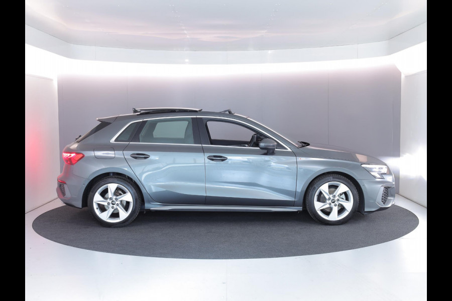 Audi A3 Sportback 30 TFSI S edition 110 pk S-tronic | Navigatie | Panoramadak | Parkeersensoren (Park assist) | S-Line |