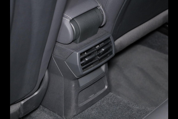 Audi A3 Sportback 30 TFSI S edition 110 pk S-tronic | Navigatie | Panoramadak | Parkeersensoren (Park assist) | S-Line |