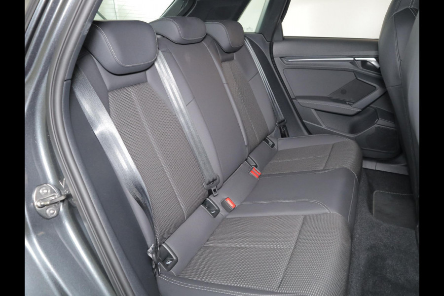 Audi A3 Sportback 30 TFSI S edition 110 pk S-tronic | Navigatie | Panoramadak | Parkeersensoren (Park assist) | S-Line |