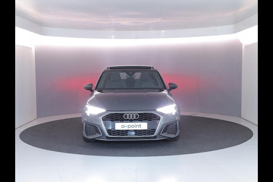 Audi A3 Sportback 30 TFSI S edition 110 pk S-tronic | Navigatie | Panoramadak | Parkeersensoren (Park assist) | S-Line |