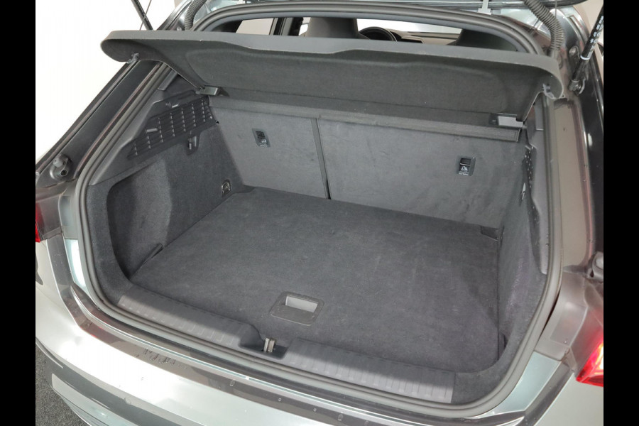 Audi A3 Sportback 30 TFSI S edition 110 pk S-tronic | Navigatie | Panoramadak | Parkeersensoren (Park assist) | S-Line |