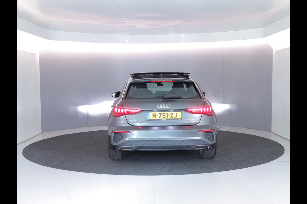 Audi A3 Sportback 30 TFSI S edition 110 pk S-tronic | Navigatie | Panoramadak | Parkeersensoren (Park assist) | S-Line |