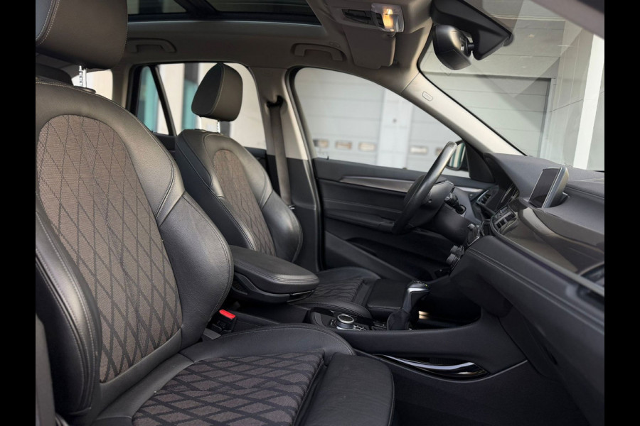 BMW X1 XDrive25e AUTOMAAT High Executive Sport line,panoramadak, achteruitrijcamera,1/2 lederen sportinterieur