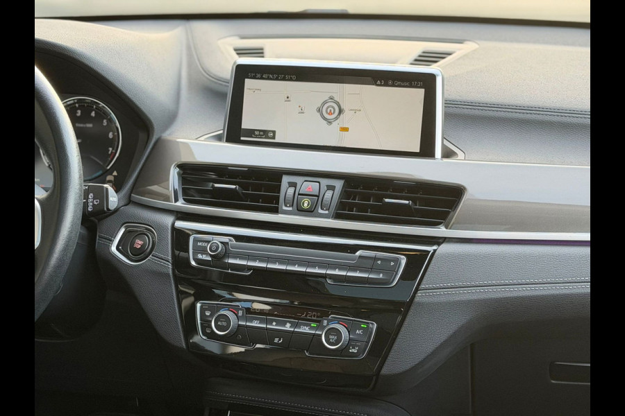 BMW X1 XDrive25e AUTOMAAT High Executive Sport line,panoramadak, achteruitrijcamera,1/2 lederen sportinterieur
