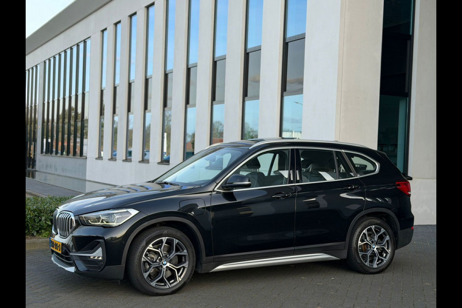 BMW X1 XDrive25e AUTOMAAT High Executive Sport line,panoramadak, achteruitrijcamera,1/2 lederen sportinterieur