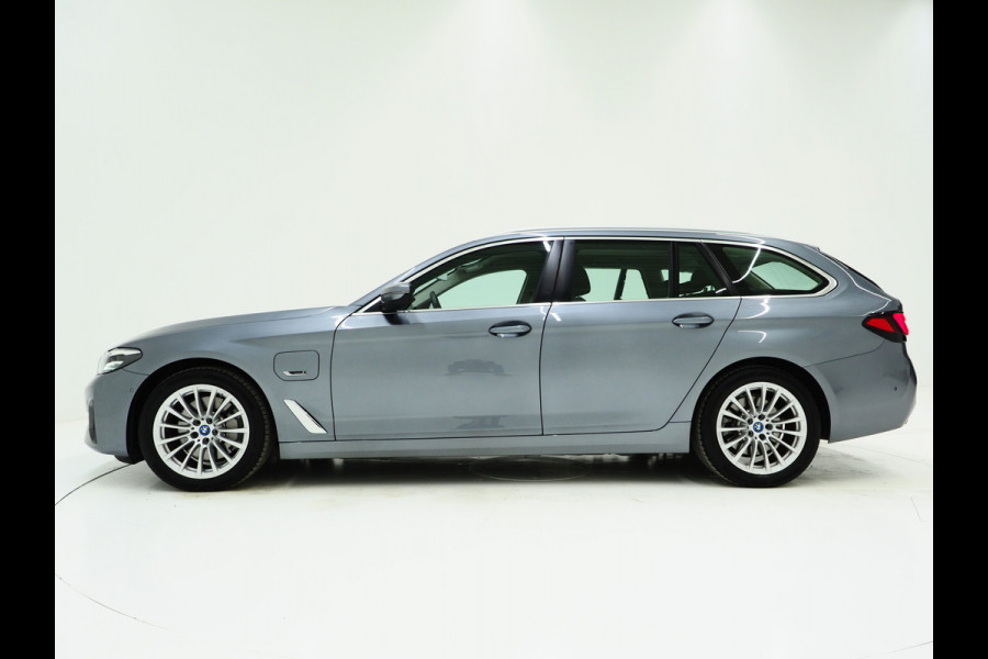 BMW 5 Serie Touring 520e Business Edition Plus | Camera | Leder | Sfeerlicht | Dodehoek | Stoelverwarming | Virtual | Carplay