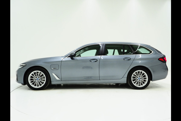 BMW 5 Serie Touring 520e Business Edition Plus | Camera | Leder | Sfeerlicht | Dodehoek | Stoelverwarming | Virtual | Carplay