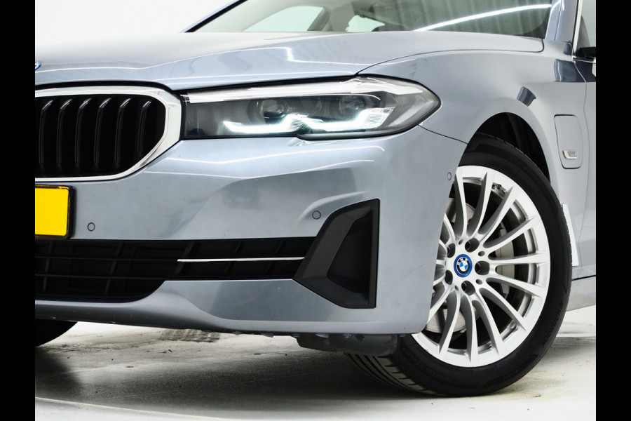 BMW 5 Serie Touring 520e Business Edition Plus | Camera | Leder | Sfeerlicht | Dodehoek | Stoelverwarming | Virtual | Carplay