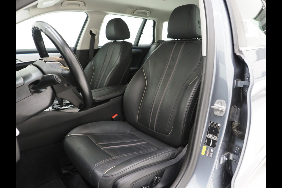 BMW 5 Serie Touring 520e Business Edition Plus | Camera | Leder | Sfeerlicht | Dodehoek | Stoelverwarming | Virtual | Carplay