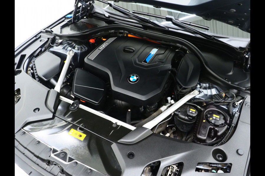 BMW 5 Serie Touring 520e Business Edition Plus | Camera | Leder | Sfeerlicht | Dodehoek | Stoelverwarming | Virtual | Carplay